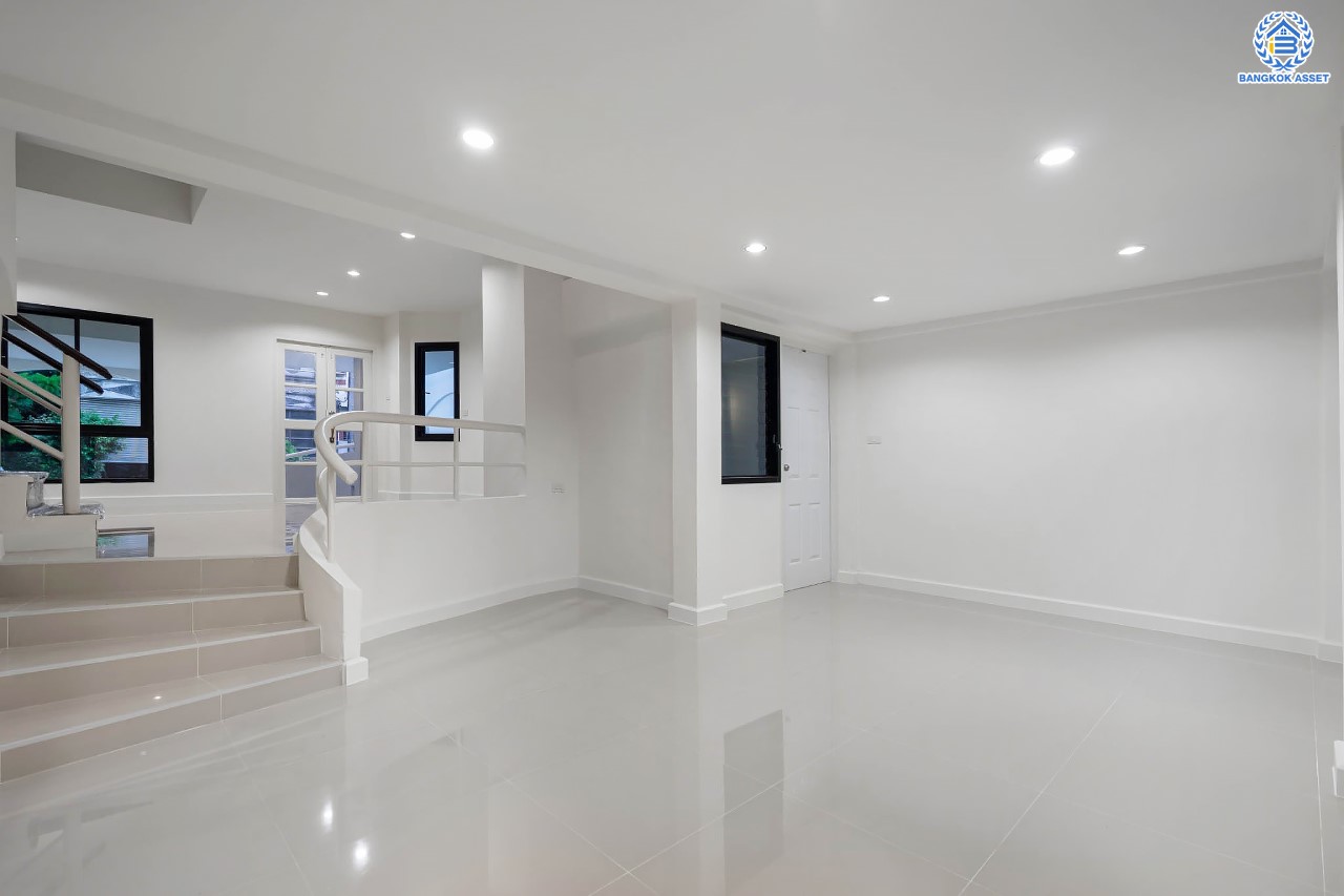 บ้านมือสองตกแต่งใหม่ ม.เศรณี ดอนเมือง-สรงประภา เนื้อที่ 27.7 ตร.ว. ฟังก์ชันจัดเต็ม 4 ห้องนอน 3 ห้องน้ำ จอดรถได้ 1 คัน ตอบโจทย์ครอบครัวใหญ่ มีความเป็นส่วนตัว เดินทางเข้าสู่ใจกลางเมืองได้อย่างสะดวกสบาย ใกล้สนามบินดอนเมือง และทางด่วนศรีสมาน...